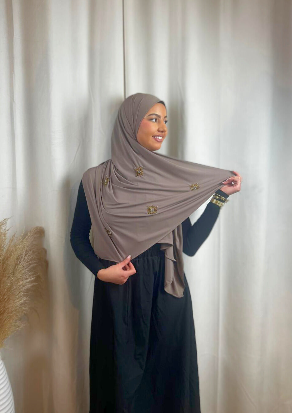 Hijab Jersey Crystal - Taupe foncé perle dorée N°38 MonHijab.fr